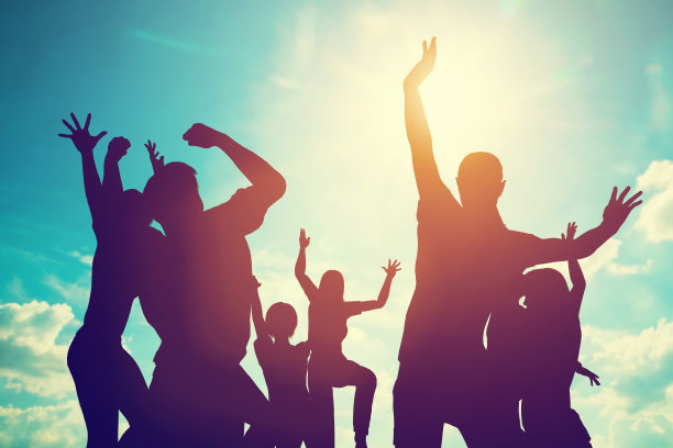 快乐的朋友，一家人欢蹦乱跳一起玩。自由,成功图片下载