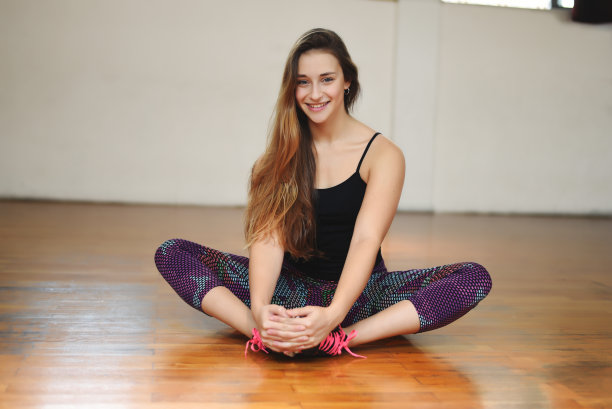 一个年轻的运动员在体育馆的肖像。图片下载