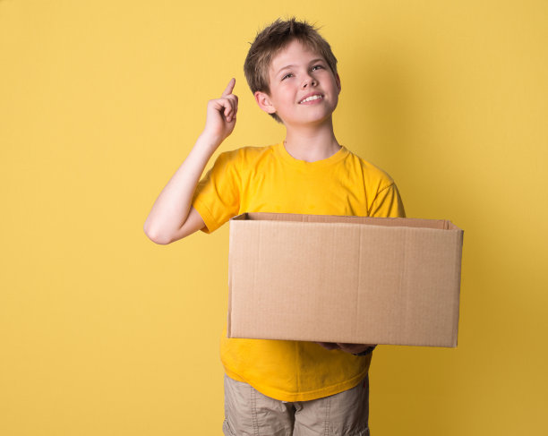 抱着箱子的男孩在想。跳出框框的概念。图片下载