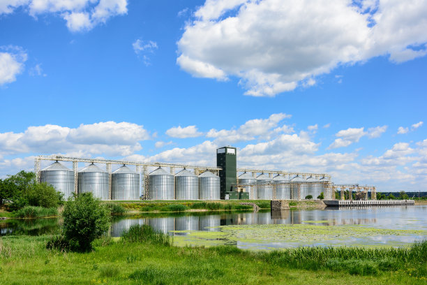 农业区粮食提升机。谷仓配有机械设备，用于收货、清洗、烘干、谷物装运。图片下载