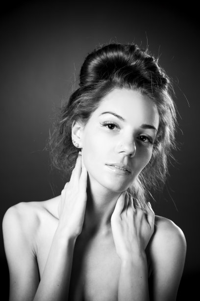 年轻的女孩在工作室图片下载