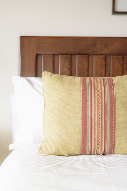 枕头放在白色被单的木床上图片下载