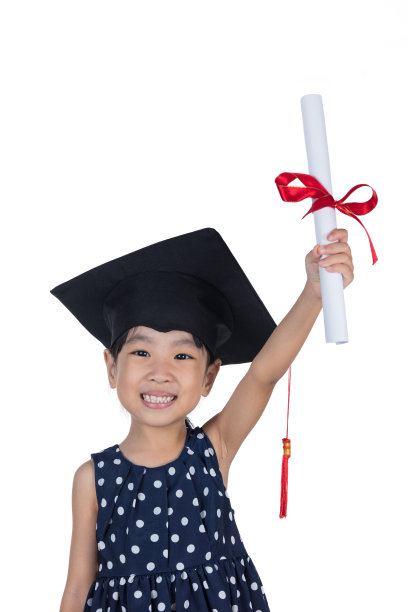 中国女孩戴着毕业帽，拿着毕业证书图片下载