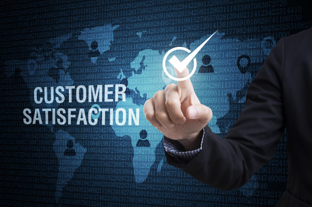 商人检查客户满意度。质量、效率、服务、可靠的理念。图片下载