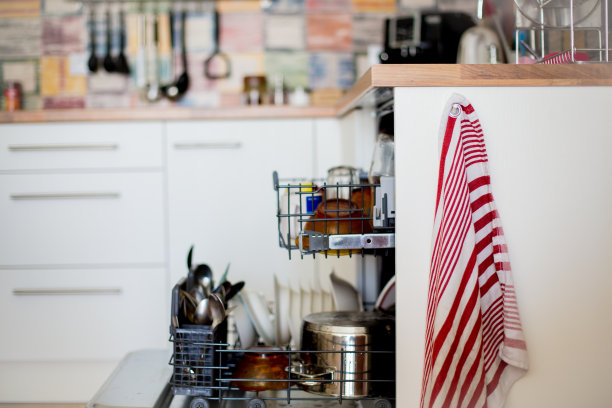 洗碗机，装满了脏盘子和玻璃杯图片下载