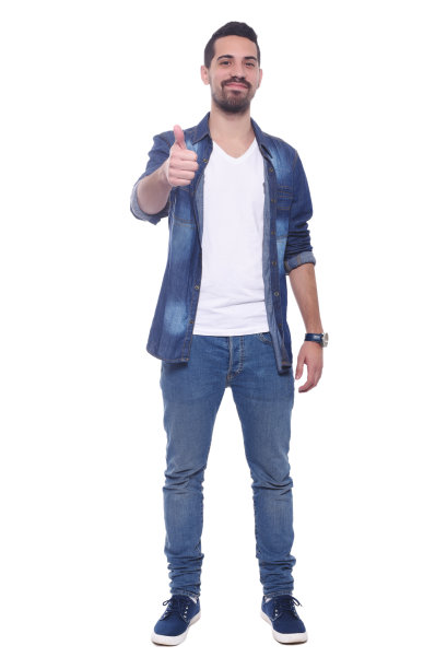 一个年轻的拉丁男人的全身。图片下载