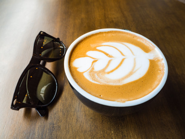 咖啡和太阳眼镜在木头背景图片下载