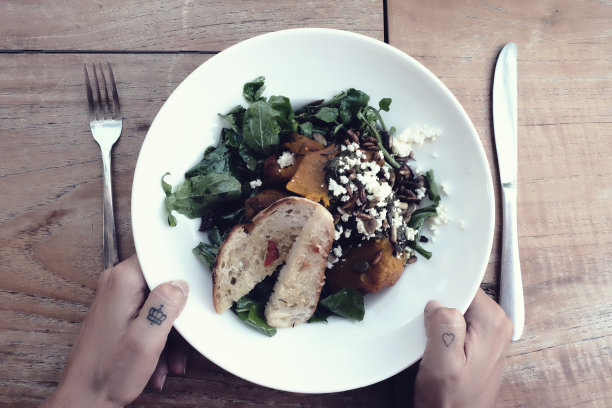 拿着一盘沙拉的女人图片下载