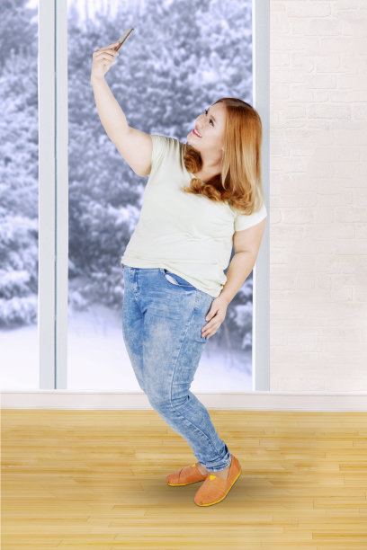 快乐的胖女孩在自拍图片下载