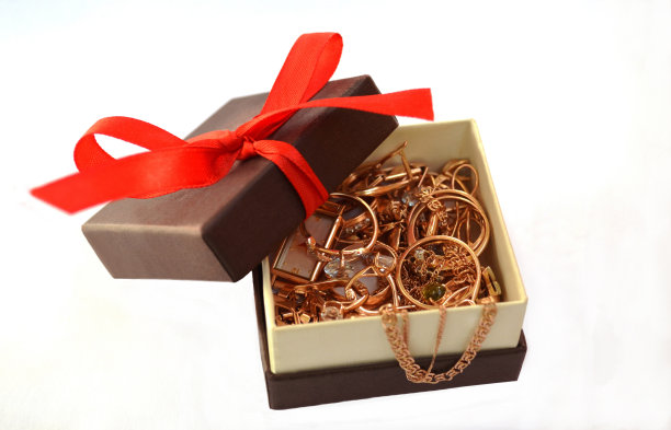 珠宝装在一个有红色蝴蝶结的盒子里图片下载