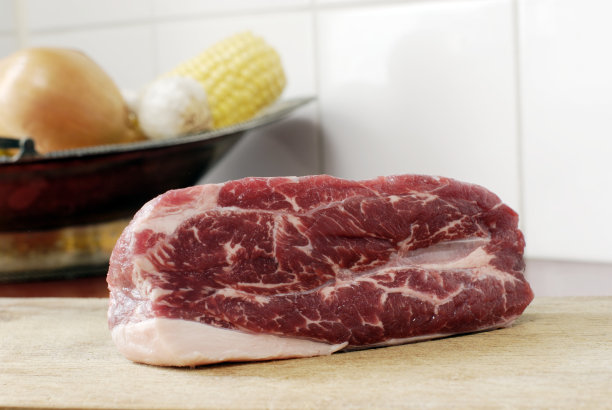 木头盘子里的牛肉图片下载