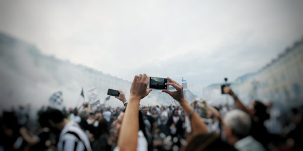 手保持智能手机拍照图片下载