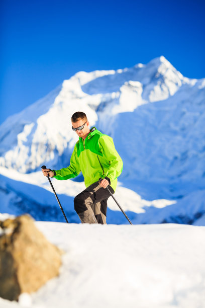 徒步旅行者或攀登者在冬季的高山中获得成功图片下载