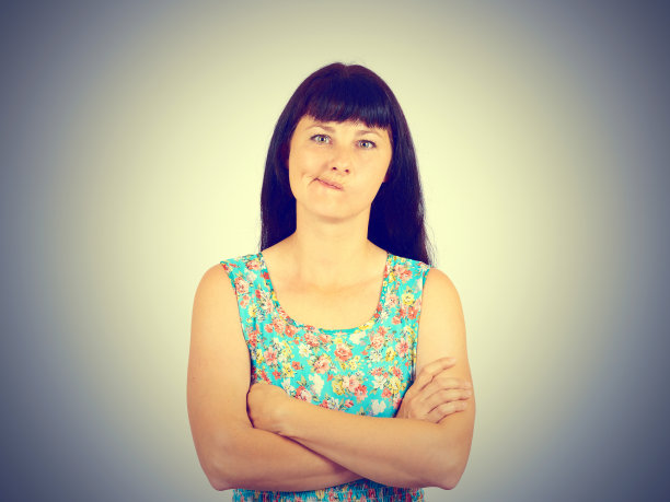 持怀疑态度的女性认为计划看起来孤立图片下载