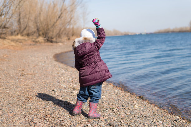 女孩往河里扔石头图片下载