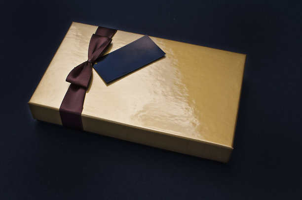 黑色标签的金色巧克力盒图片下载