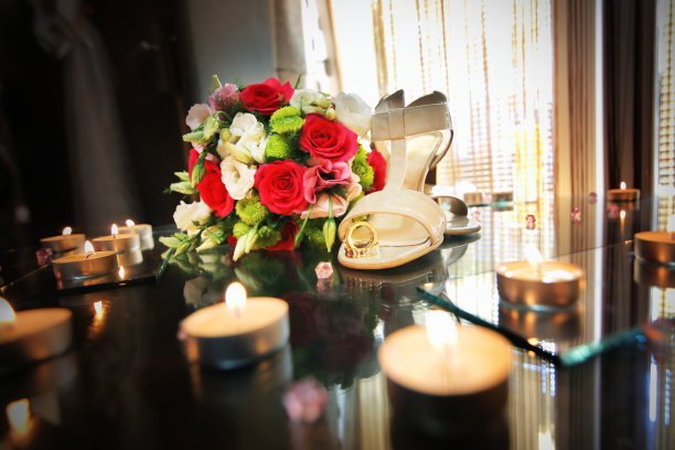 婚礼女鞋，戒指和花束图片下载