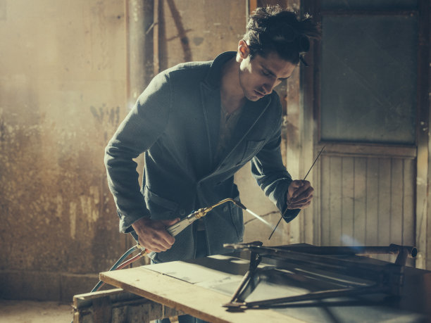 焊接装置悬挂在工作场所图片下载