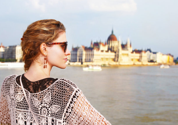 匈牙利布达佩斯戴着太阳镜的女游客图片下载