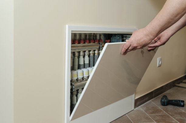 男人的手拿着一个盒子的盖子。素材图片