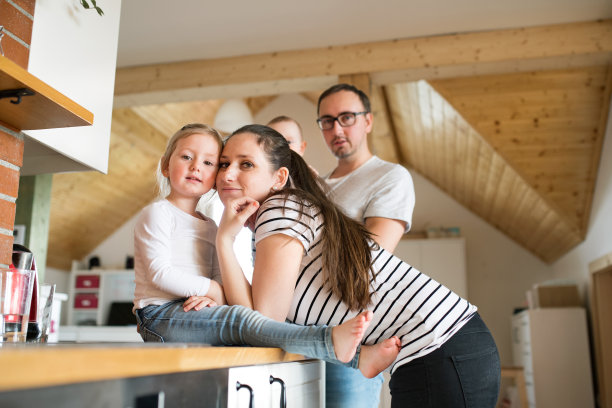 年轻的父母抱着他们可爱的孩子图片下载