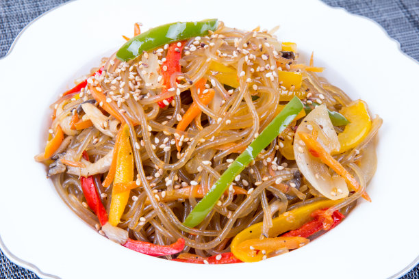 “炒面蔬菜”(Japchae)——韩国美食图片下载