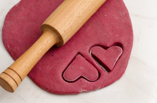 情人节用擀面杖擀红面团图片下载