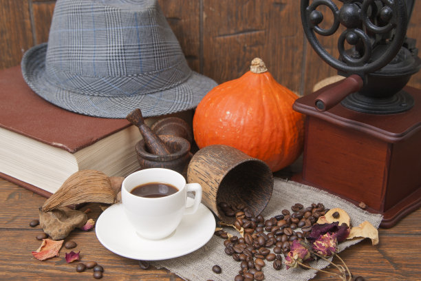 一杯白色的咖啡在秋天的背景上图片下载