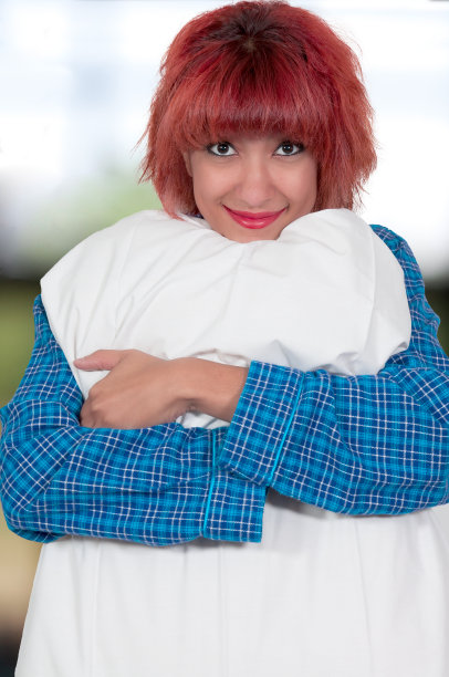 抱枕头的美女图片下载