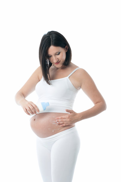 孕妇在肚子上涂抹乳霜图片下载