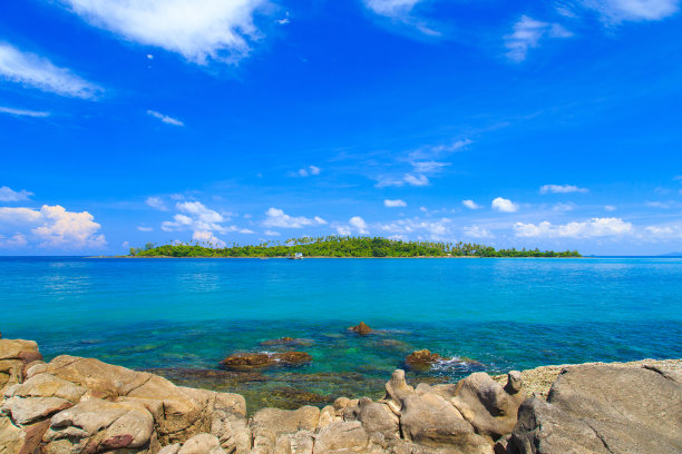 泰国Koh kood岛美丽的蓝色大海和天空。图片下载