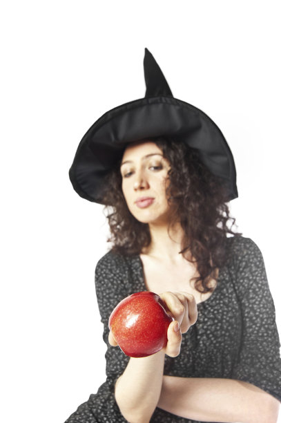 拿着苹果的女巫图片下载