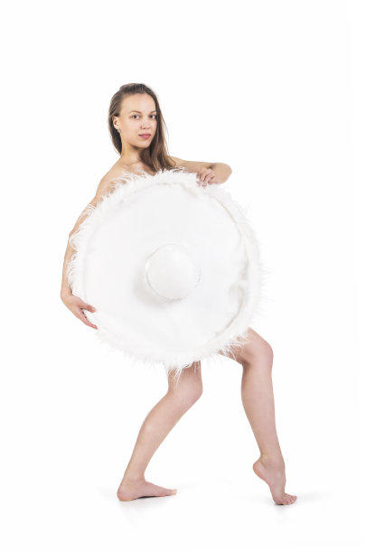 年轻女孩与帽子摆姿势。图片下载