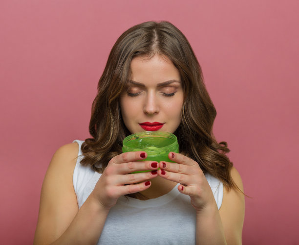 拿着芦荟凝胶瓶的美女图片下载