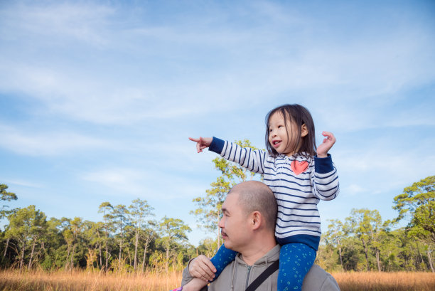 父亲和女儿在户外散步图片下载
