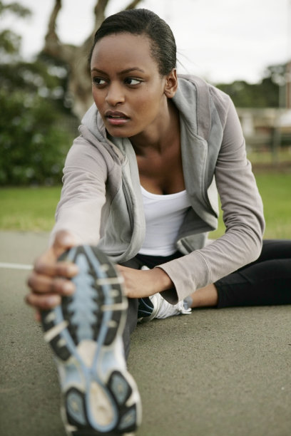 年轻女子拉伸图片下载