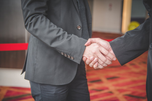在下列商务场合握手。图片下载