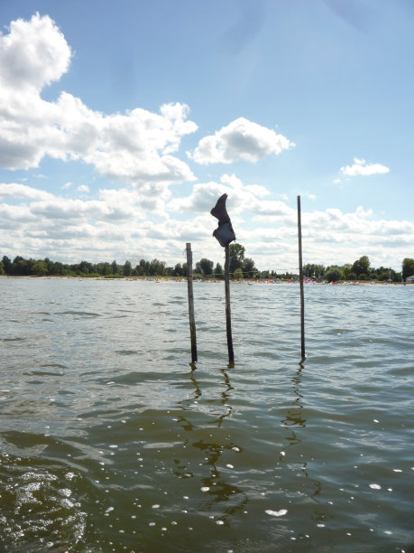 他把靴子放在木棍上漂在海上图片下载