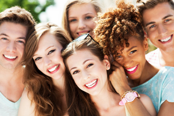 一群年轻朋友图片下载