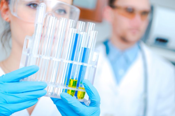 医院实验室研究团队概念照片。白种人的实验室工作人员。图片下载