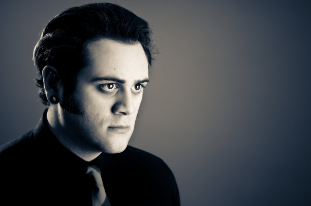 严肃的年轻人肖像图片下载