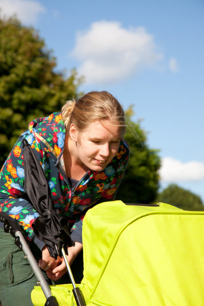 女人看着婴儿图片下载