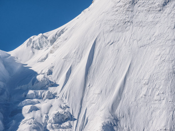 一个晴朗的日子，中国四川稻城亚丁国家公园，查诺山的雪峰。图片下载