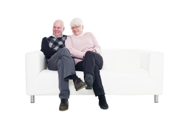 一对老夫妇坐在沙发上图片下载