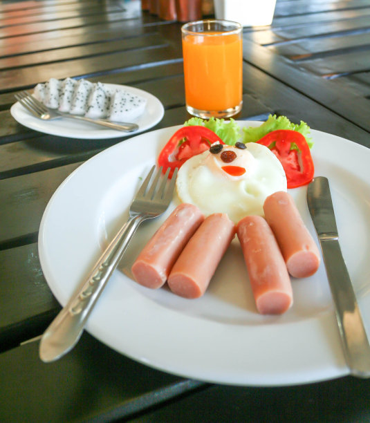 早餐白色的盘子，橙汁和火龙果图片下载
