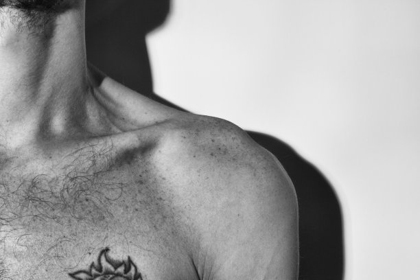 裸男肩膀图片下载