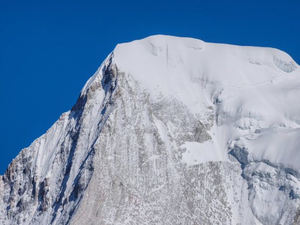 一个晴朗的日子，中国四川稻城亚丁国家公园，查诺山的雪峰。图片下载