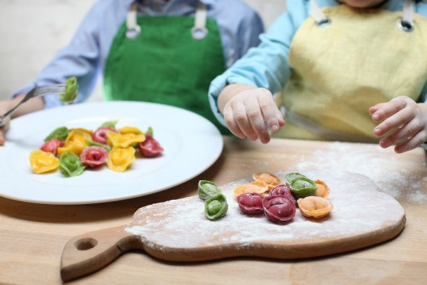 孩子们烹饪饺子图片下载