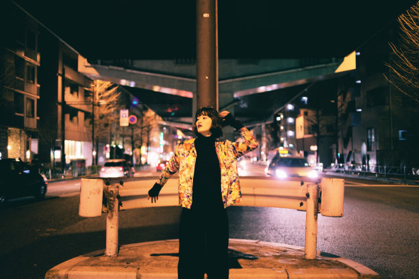 一个城市里的女人的肖像图片下载