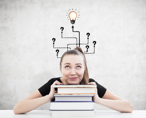 扎着马尾的女人，书，灯泡迷宫图片下载